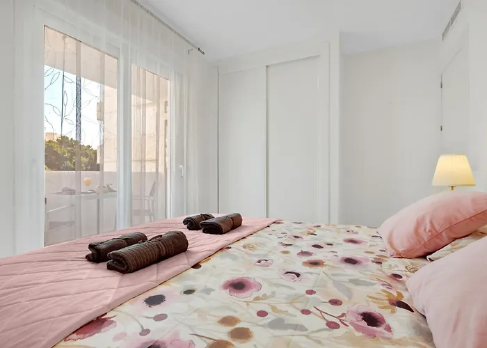 The Charming Oasis! 2 Bedrooms - By Hellodomik