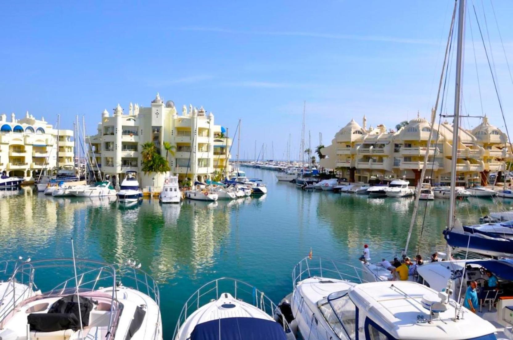 The Charming Oasis! 2 Bedrooms - By Hellodomik * Benalmádena